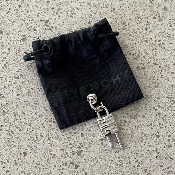 GIVENCHY 4G Padlock Earring - 💯 AUTHENTIC - Picture 5 of 7